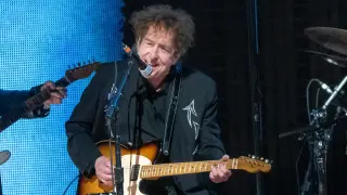 Dylan's New Guitarist Debuts as Tour Drama Lingers