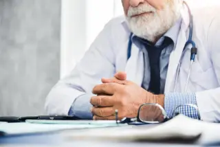 Surgeon’s Retirement After Neurological Decline Sparks Debate Over Mandatory Physician Screening