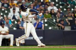 Brewers' power surge caps a 22-0 rout of the Mariners, tying a club record