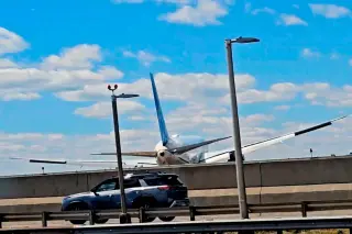 Copilot warned of low altitude as United jet hits light pole on Newark approach