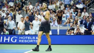 Shelton Upsets Alcaraz in Marathon US Open Thriller, Reaches All-American Semifinal