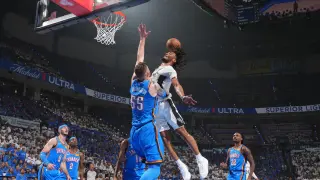 Castle Delivers a Playoff Poster in Spurs-Thunder Showdown