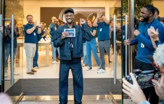 Apple’s iPhone Duo Launches to Record Demand and Mixed Verdicts