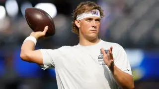 Giants Face Quarterback Crisis as Jaxson Dart's Knee Injury Ends Season