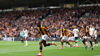 Hull City shock Manchester United in opening-day upset