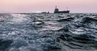 Oil Tankers Test Oman Route as Hormuz Tensions Linger and Prices Dip