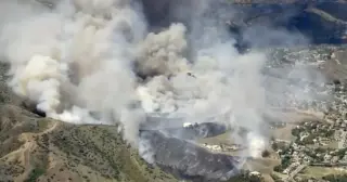 Wind-fanned Simi Valley fire prompts evacuations and damage