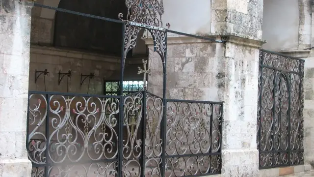 Six arrested for spitting and rock-throwing at St. James Cathedral in Jerusalem