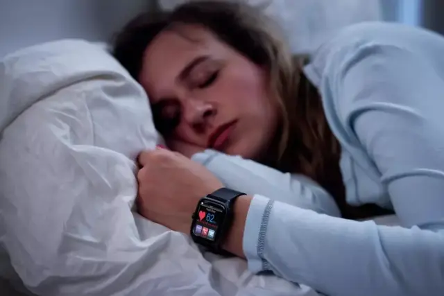 Sleep-Tracking Showdown: Apple Watch and Oura Ring Top Lab Sleep Test
