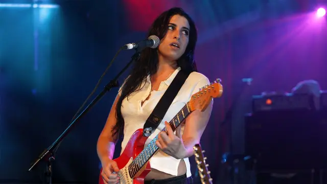 Amy Winehouse’s Hidden Guitar Genius: The Strat That Shaped Her Sound