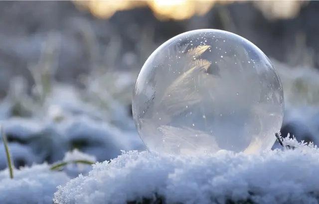 Ice XXI reveals five pathways to solid water at room temperature