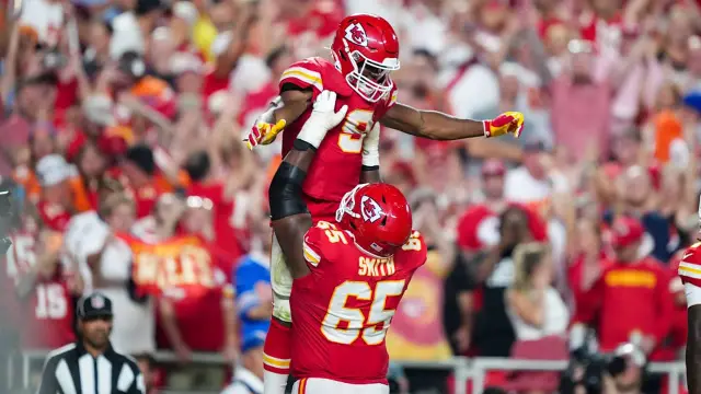 Walker Sparks Chiefs in 173-Yard, 2-TD Debut vs Broncos