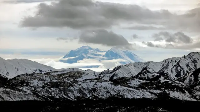 Line of tiny quakes reveals Alaska's hidden Yakutat microplate