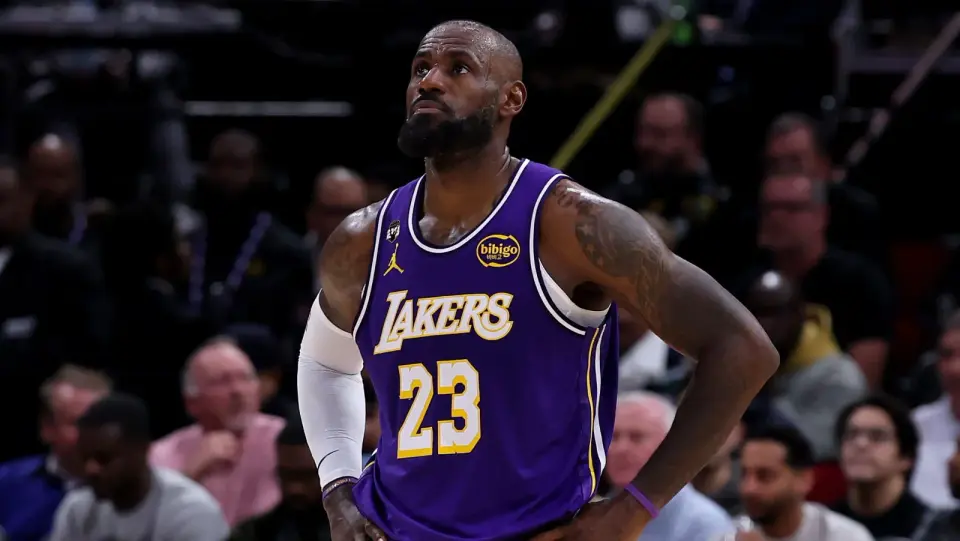 Lakers Face Grim 0-3 Hole After Game 3 Blowout
