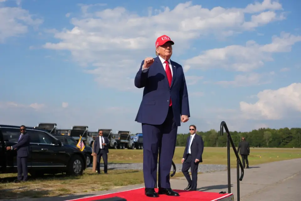 Trump Visits Kansas Amid Farmer Backlash Over Tariff-Driven Input Costs