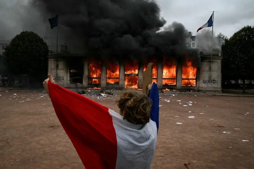 France Mobilizes 70,000 Officers as Museums Close Ahead of Cost-of-Living Protests