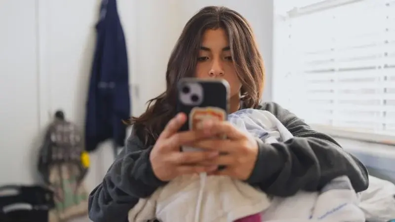 Global Studies Link Excessive Screen Time to Child Development Risks, Sparking Calls for Tech Regulation