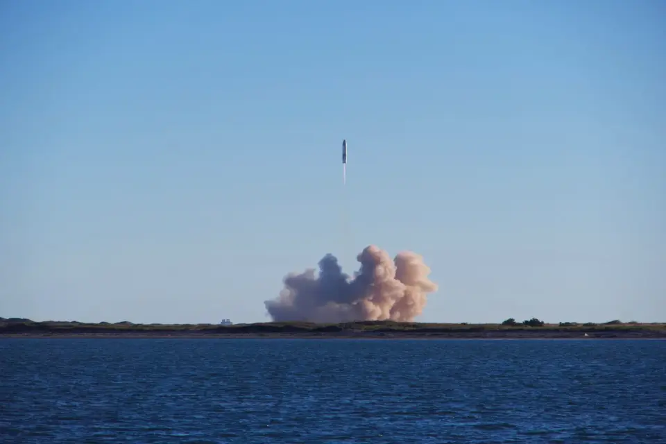 Starship’s Moonshot Thrust Tops Saturn V, but Orbital Refueling Remains Unproven