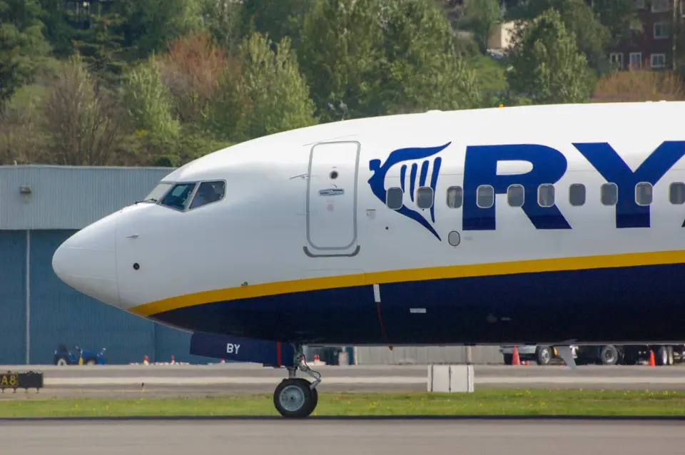 Ryanair 737 Window Rupture Linked to Suspected Fan-Blade Failure