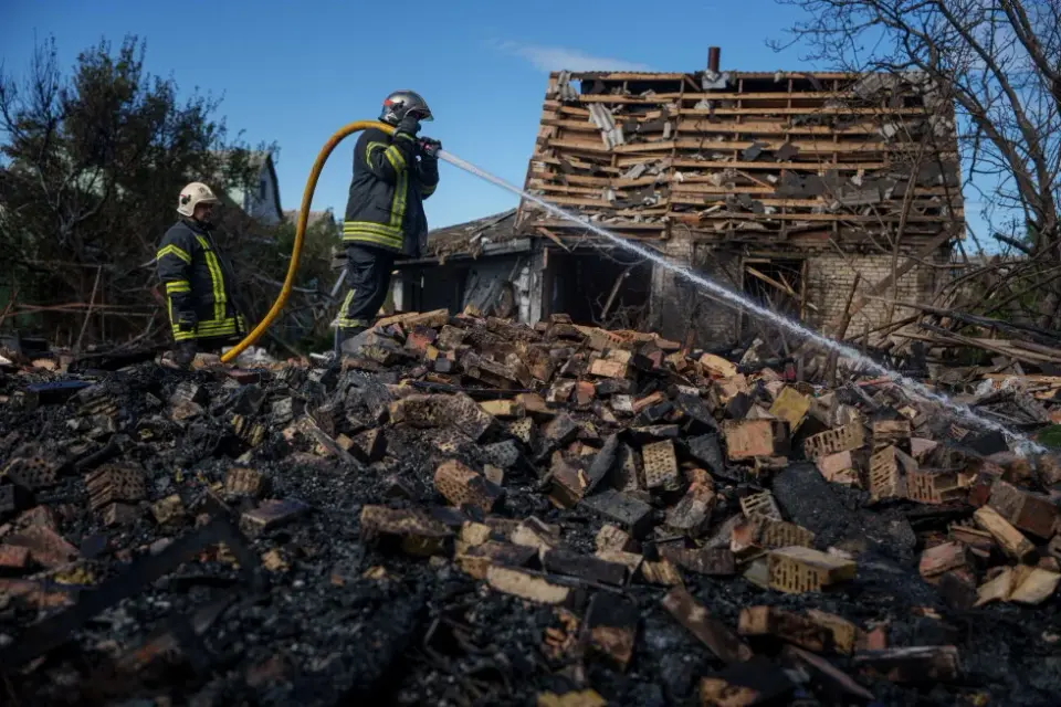 Russian Daytime Barrage Kills Seven in Kyiv, Targeting Science Academy and Power Grid
