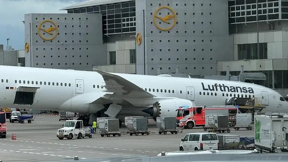 Frankfurt nose-gear collapse injures Lufthansa staff; LA-bound flight canceled