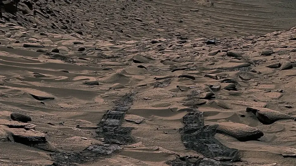 Curiosity Timelapse Reveals How Martian Sand Moves and Wheels Endure