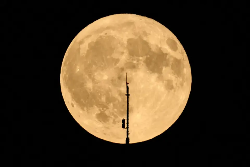 SpaceX upper-stage crash leaves fresh crater on the Moon