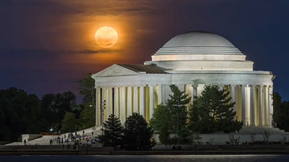 Worldwide Flower Moon Illuminates Landmarks in Awe-Inspiring Moonrise Photos
