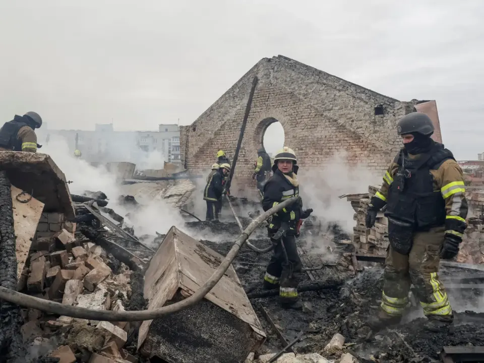 Cluster Bomb Barrage and Energy Strikes Hit Kyiv as Peace Talks Stall