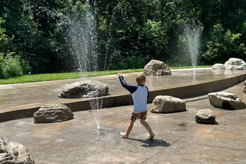 Midwest swelters as heat wave triggers cooling centers and safety advisories