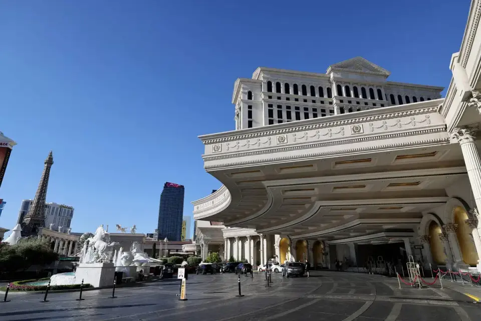 Caesars Shareholders Back Fertitta’s $17.6B Takeover, Clearing Final Corporate Hurdle