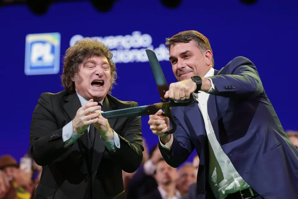 Flávio Bolsonaro Reportedly Flees to US After Failing to Surrender Passports