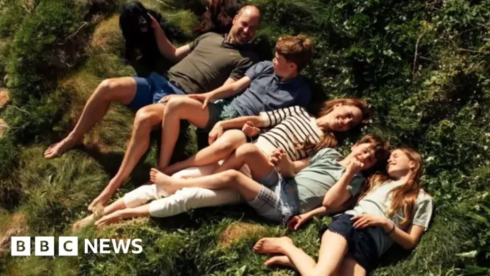 Royal Couple Mark 15th Anniversary With New Family Portrait