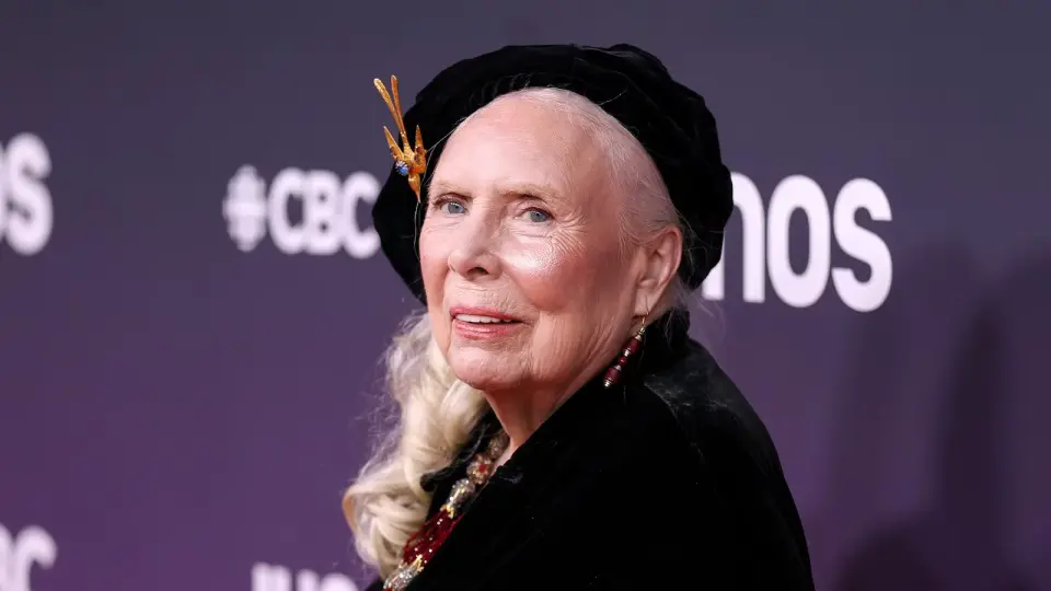 Joni Mitchell Sworn In as U.S. Citizen After 62 Years