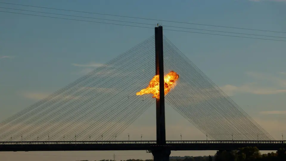Russian strikes on two Kyiv bridges sever Dnipro crossings, causing major traffic gridlock