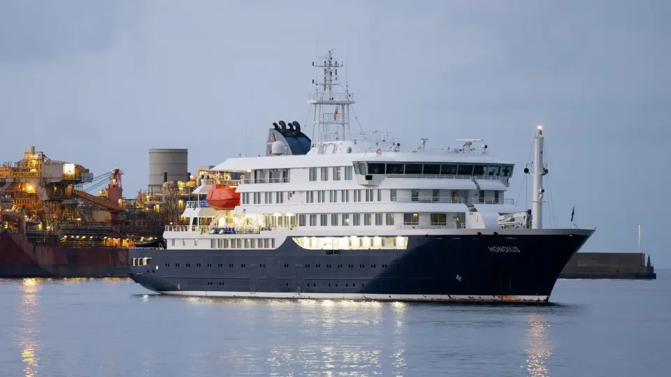 Hantavirus Cruise Crisis: Hondius Ties Up Off Tenerife as Evacuations Begin