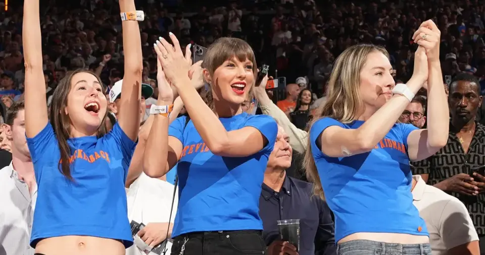Alana Haim’s Knicks Tees Steal the Courtside Spotlight