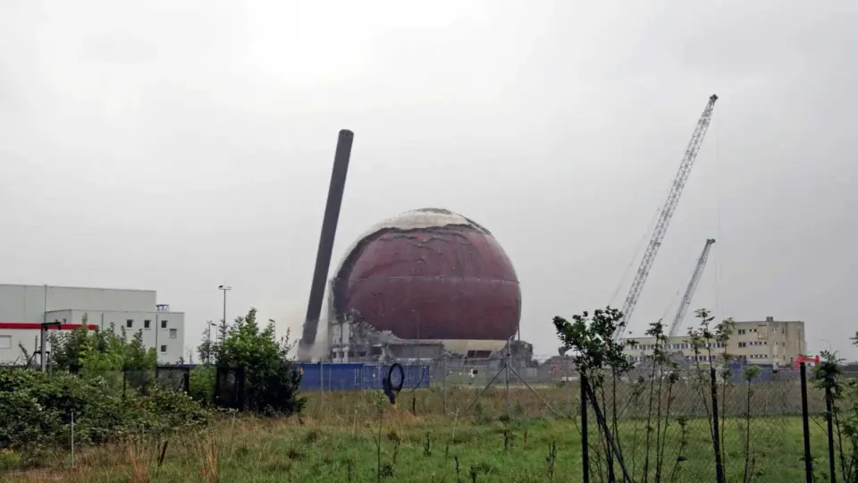 Stade Nuclear Plant’s 262-Foot Stack Toppled in Controlled Blast, Marking Final Phase of 21-Year Teardown