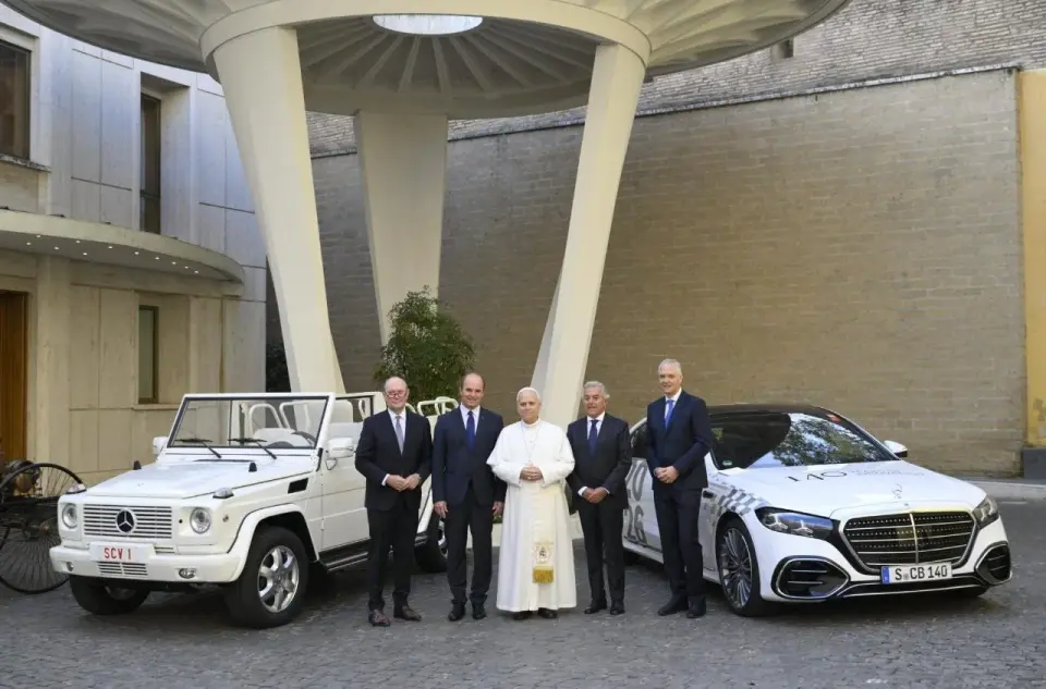 Pope Leo XIV Commends Mercedes-Benz for Centennial Popemobile and Sustainable Mobility