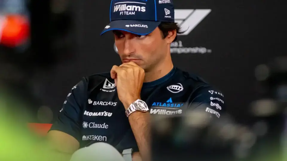 Sainz signs multi-year deal to stay with Williams as rebuild continues