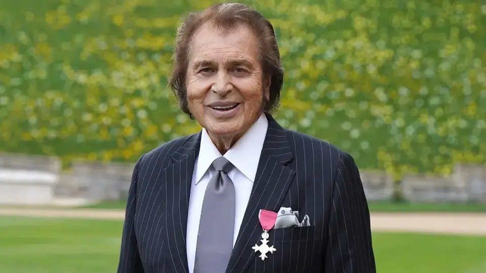 Engelbert Humperdinck Recalls Tying Up Nurse After Painful TB Treatment