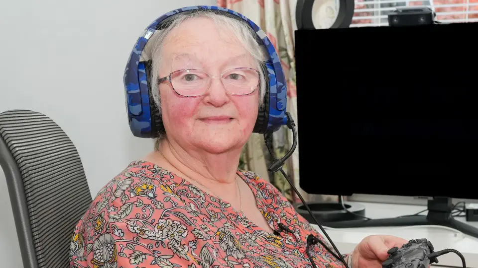 Scottish Grandmother Cath Bowie Recognized as Oldest Female Fortnite Streamer