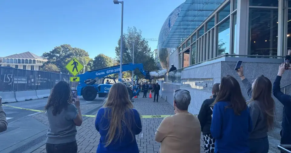 Raleigh museum moves 5,000-pound dinosaur fossil into public lab