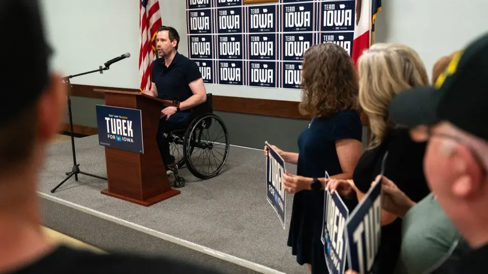 Iowa Senate Race Tightens as Independents Reject Trump's Shadow