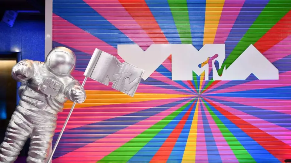 Swift Sets VMA Record, Honors Parton, and Debuts New Video