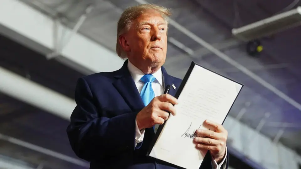 Judge Blocks Trump's White House Media Ban, DOJ Appeals