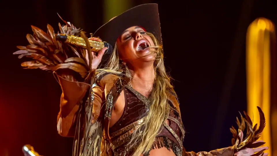 Lainey Wilson Converts Stagecoach Chaos Into a Confident, High-Energy Set