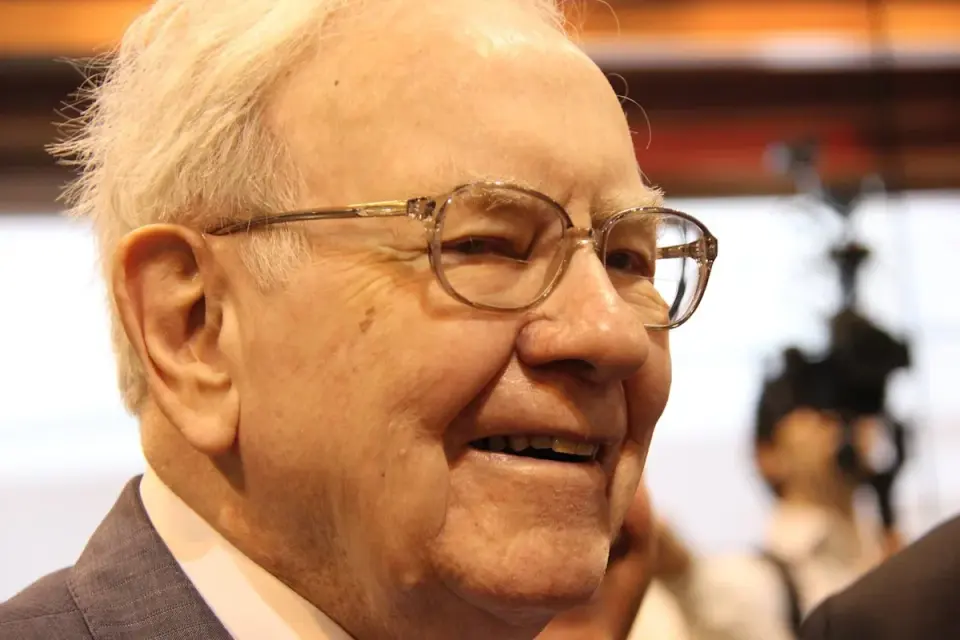 Buffett Orchestrates Berkshire's $30B Alphabet Stake, Keeping Influence After Chair Transition