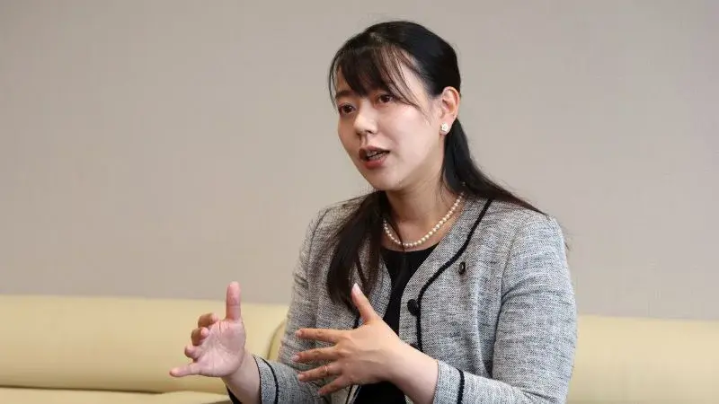 Yawata mayor makes history by taking maternity leave