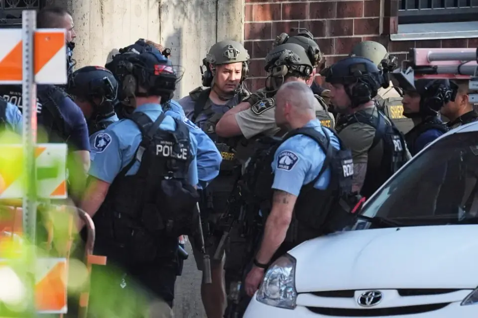 Minneapolis shooting kills three, injures officers after suspect dies at scene